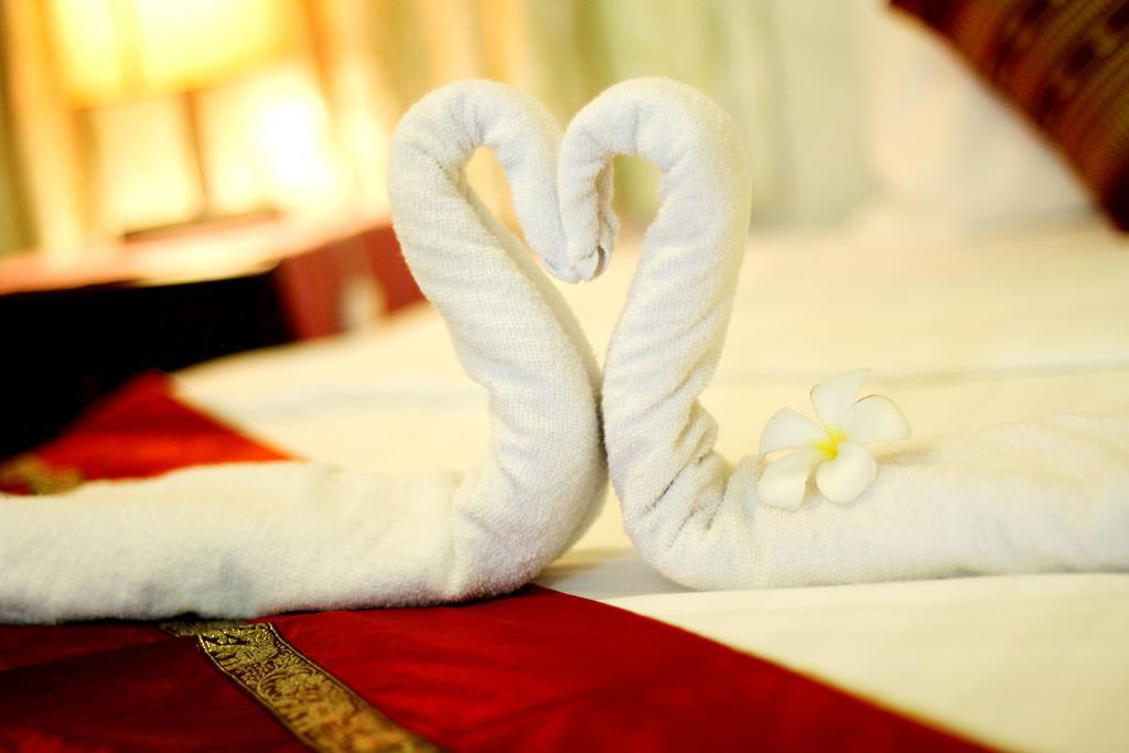 New Season Riverside Hotel Phnom Penh Zimmer foto